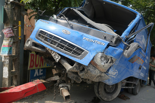 Cố tình vượt ẩu, xe tải bị tàu hỏa đâm biến dạng