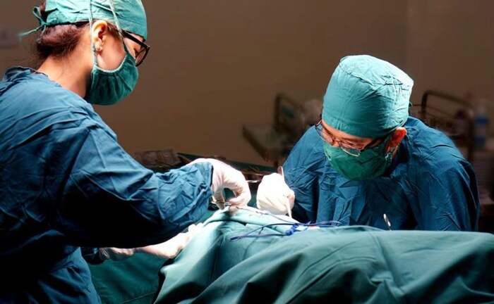 Bé trai 7 tuổi bị que xiên cá viên đâm xuyên hậu môn