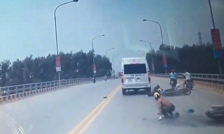 Video: Đôi nam nữ suýt bị ô tô cán qua người