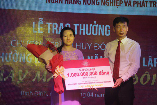 Agribank trao “Giải đặc biệt” thứ Nhất 01 tỷ đồng cho khách hàng hàng tham gia chương trình gửi tiền tiết kiệm dự thưởng “Kỷ niệm 30 năm thành lập Agribank – May mắn nhân đôi”