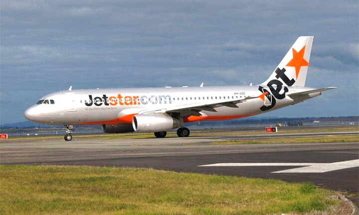 Máy bay tránh người đi bộ ở sân bay Tân Sơn Nhất