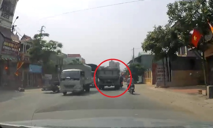 Video: Tránh người phụ nữ đi ngược chiều, nam thanh niên suýt bị xe tải cán qua người