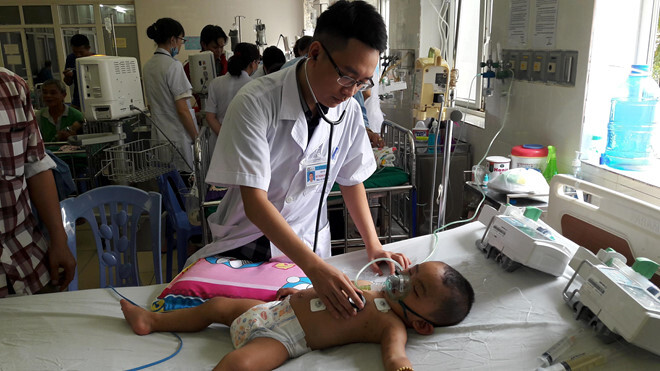Cấp cứu kịp thời bé trai 19 tháng tuổi bị hàng trăm vết ong đốt
