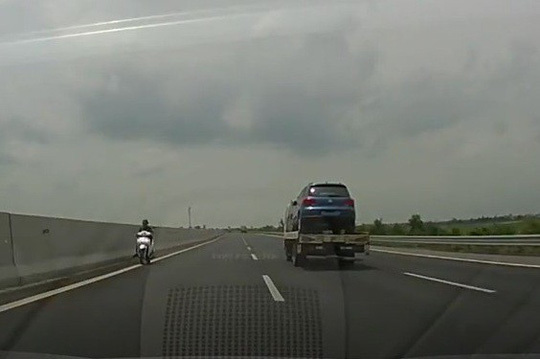 Người phụ nữ đi xe máy ngược chiều trên cao tốc Hà Nội - Hải Phòng bị xử phạt ra sao?