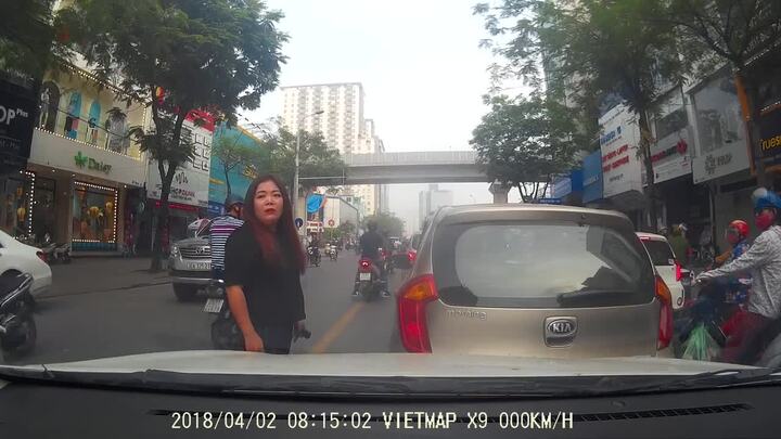 Video: Nữ tài xế lùi ô tô đâm vào người khác còn bắt đền