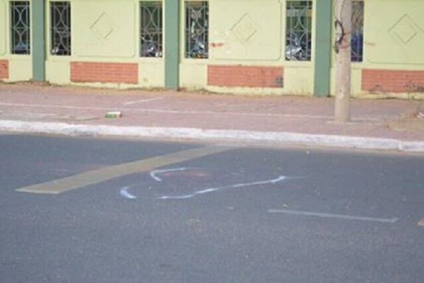 Ô tô kéo lê người đến chết rồi bỏ trốn