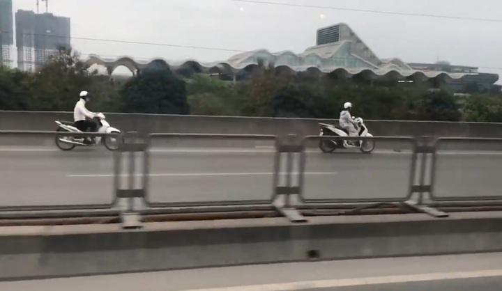 Clip: 4 xe máy nối đuôi nhau phóng ngược chiều trên đường vành đai 3 gây bức xúc