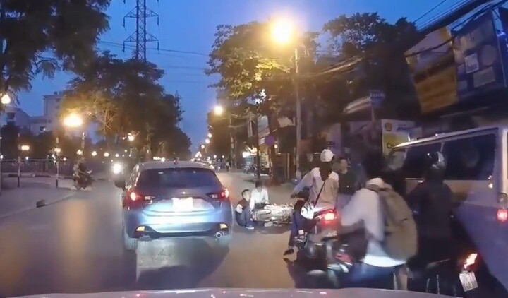 Video: Tài xế mở cửa bất cẩn, 2 thanh niên ngã văng xuống đường