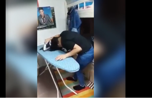 Cô gái dũng cảm dùng bàn là quần áo để là thẳng tóc