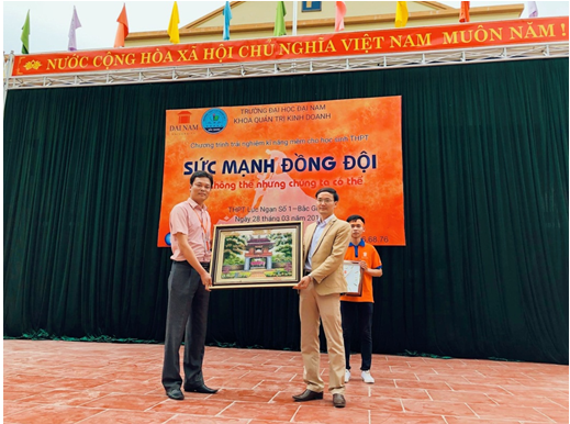 Sinh viên Đại Học Đại Nam tập huấn kỹ năng mềm cho hàng trăm học sinh THPT Lục Ngạn Số 1