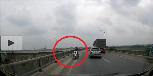 Thót tim với nữ “ninja” chở người già, trẻ em đi ngược chiều trên cầu