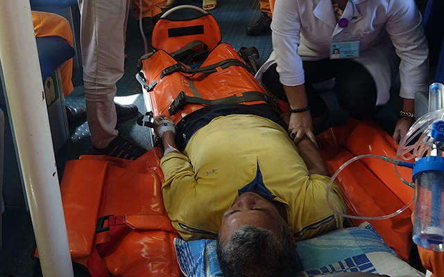 Hành trình vượt biển động mạnh cứu thuyền viên bị tai biến