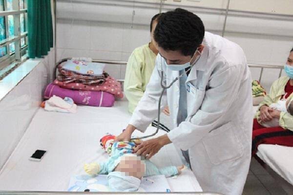 Bé 8 tháng tuổi nhập viện cấp cứu do uống nước pha oresol không đúng cách