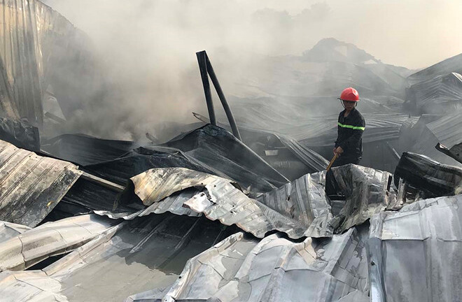 Kho chứa phế liệu trong khu dân cư bốc cháy dữ dội, nhiều người sợ hãi