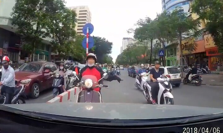 Video: Người phụ nữ bị ô tô ép lùi vì chạy ngược chiều trên phố