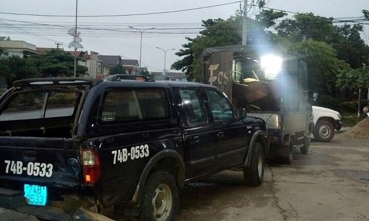 Bị truy đuổi, xe chở gỗ lậu lao vào ô tô của kiểm lâm