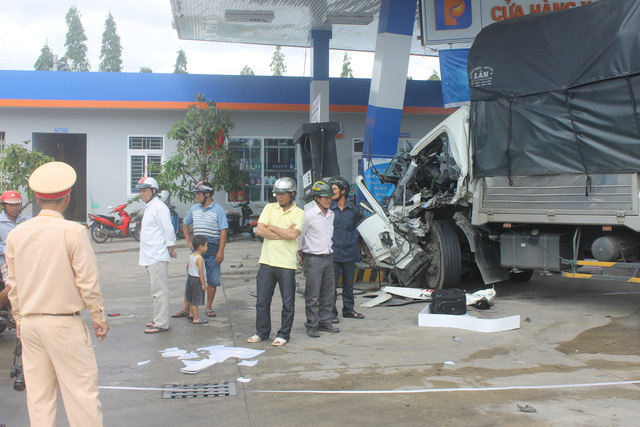 Va chạm kinh hoàng giữa 2 xe ô tô, ít nhất 7 người bị thương