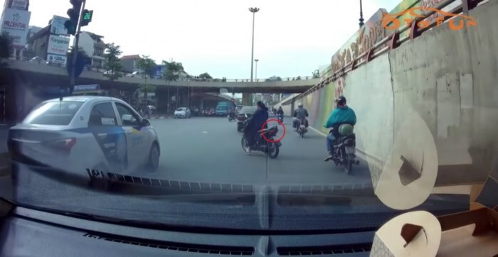 Video: Người phụ nữ đầu trần tạt đầu ô tô, chửi bới tài xế