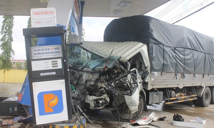 Vụ va chạm xe khách, ôtô tải đâm cây xăng: Nhân chứng kể phút kinh hoàng