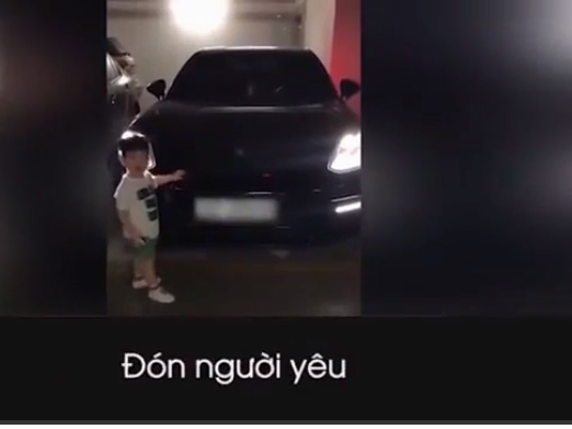 Phì cười với clip bé trai 2 tuổi đáng yêu muốn lái 'siêu xe' đi đón người yêu