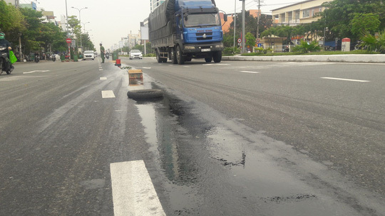 Dầu nhớt tràn ra đường, hàng loạt xe máy ngã nhào