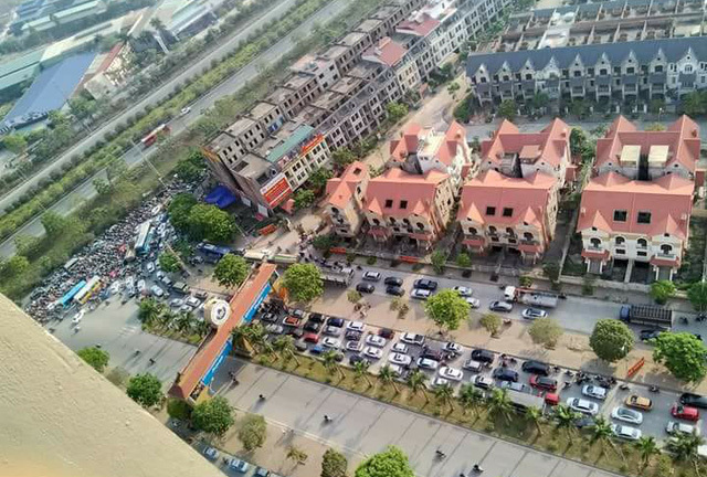 Hà Nội: Taxi chắn đường cho một buổi cúng lễ gây ùn tắc kéo dài tại Đại lộ Thăng Long 