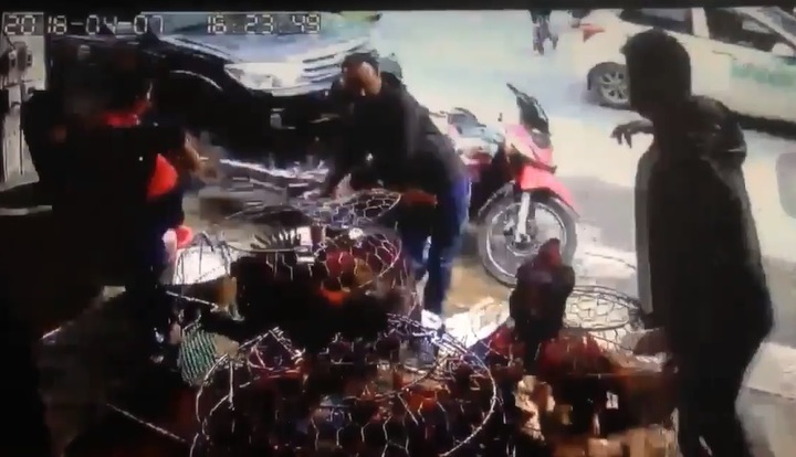 Video: 2 thanh niên đứng mua gà, suýt bị ô tô hất văng