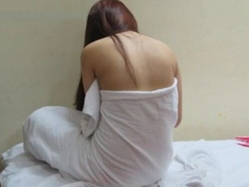 Bắt quả tang 3 đôi nam nữ đang mua bán dâm