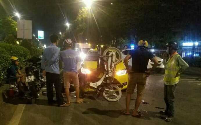 TP.HCM: Xe máy đối đầu taxi, nam thanh niên nhập viện 