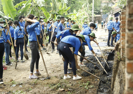 Góp sức cho hành trình ý nghĩa của đội sinh viên tình nguyện Kinh tế quốc dân
