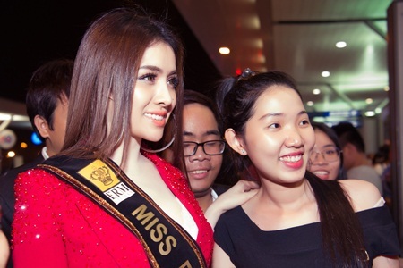 Đại diện Việt Nam Thư Dung lên đường dự thi Miss Eco International 2018