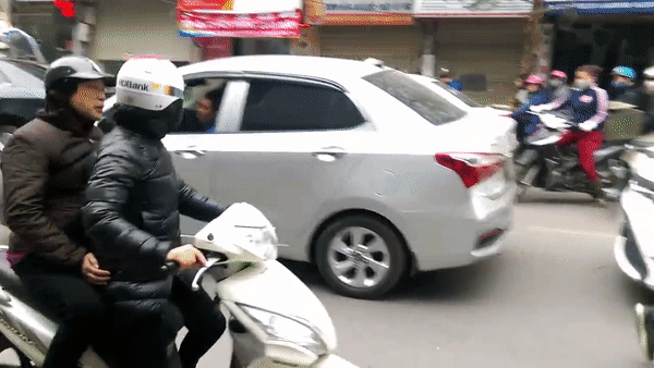 Video: Người đàn ông vác xe đạp chặn ô tô, 