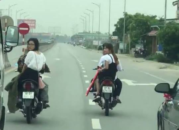 Nhóm thanh niên đầu trần, dàn hàng chặn xe trên quốc lộ để rước dâu gây bức xúc