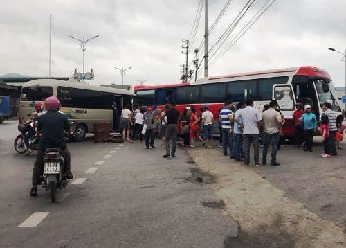 2 xe ô tô đâm nhau, 14 người bị thương