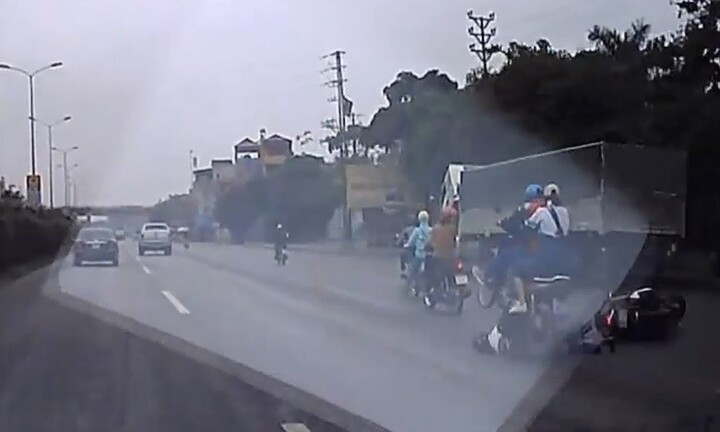 Video: Tránh ô tô đi ngược chiều, 2 người đi SH bị xe máy cán qua người