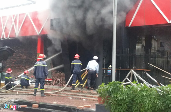 Quán bia ở Hải Phòng cháy lớn, cột khói bốc cao hàng chục mét