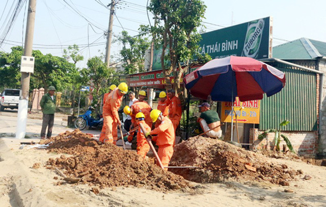 Truy tìm người đàn ông đào hồ trồng cây gây mất điện diện rộng
