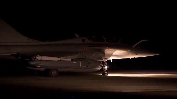 Video cận cảnh máy bay Pháp xuất kích không kích Syria