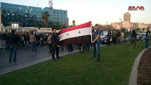 Tên lửa Mỹ bị bắn hạ, người dân Syria đổ xô ra phố ăn mừng