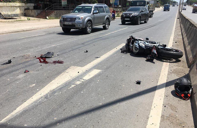 Tay chơi mô tô phân phối lớn tử vong sau cú va chạm với xe tải