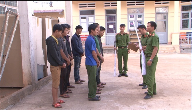 Mâu thuẫn trên Facebook, 7 thanh niên dùng súng bắn nhau như phim hành động 