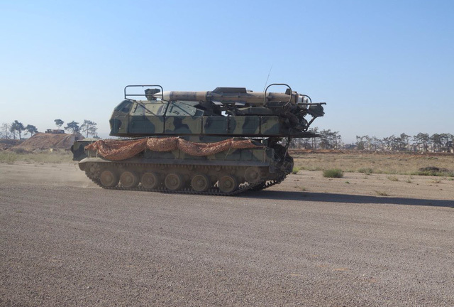 Ảnh: Trúng tên lửa hành trình, sân bay quân sự Syria vẫn hoạt động