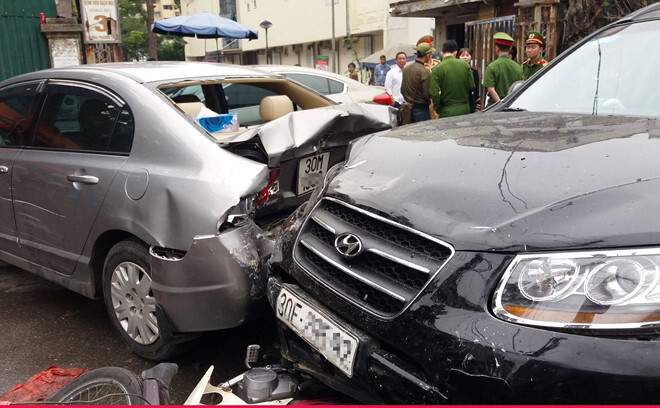 Hàng loạt xe tông liên hoàn trước cổng bệnh viện Bạch Mai, nhiều người bị thương