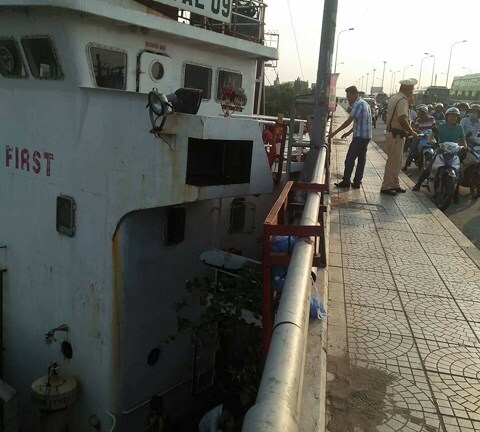 Tàu chở hàng va vào chân cầu Đồng Nai, mắc kẹt nhiều giờ