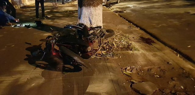 Xe con đâm trực diện xe máy, bé trai 5 tuổi tử vong, bố mẹ bị hất văng lên vỉa hè