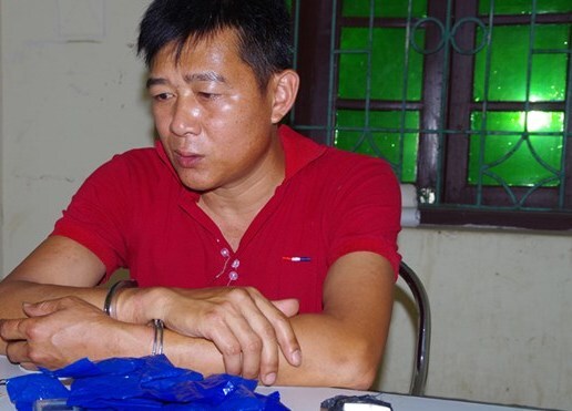 Khám nhà kẻ vận chuyển 6.000 viên ma túy, thu giữ súng và kiếm