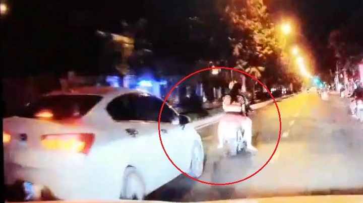 Video: Xe máy kẹp 3 lạng lách, tạt đầu ô tô