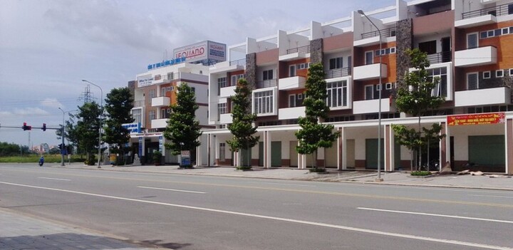 Các phòng giao dịch “thất thủ” vì hồ sơ đất nền khu vùng ven TP.HCM tăng đột biến