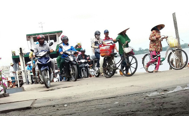 Đi vệ sinh trên phà, bé gái 7 tuổi rơi xuống sông Hậu tử vong