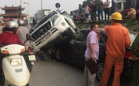 Xe Land Cruiser mất lái lao xuống vệ đường, đè đầu Camry đang đỗ